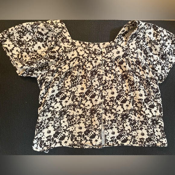 Rails Magnolia 🌺Cameo Print Black & White Button Flutter Sleeve Top in L - Picture 4 of 9